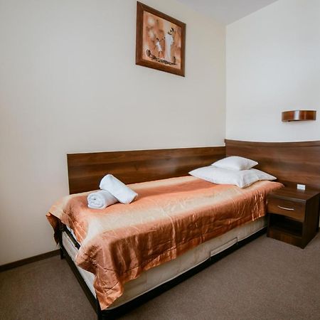 Hotel Domino Niemodlin Екстер'єр фото