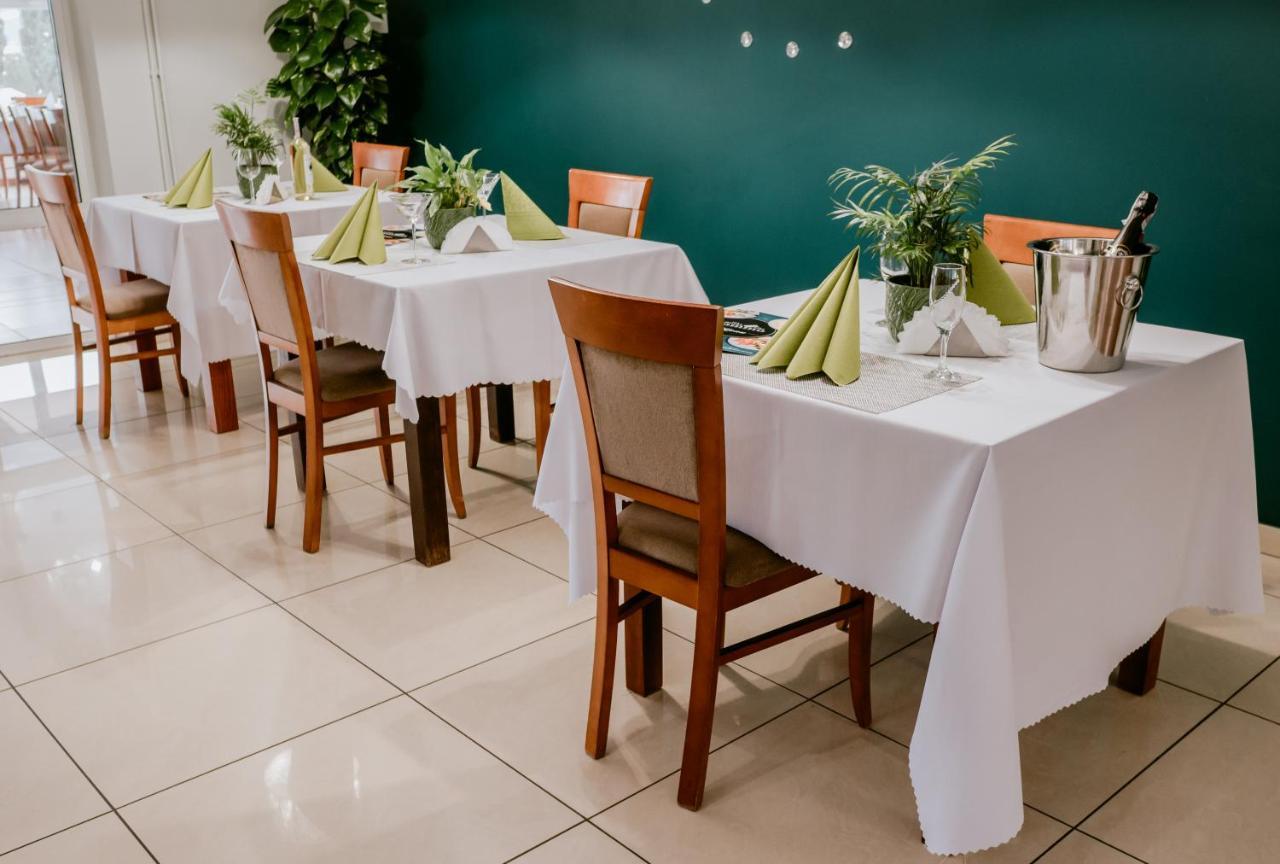 Hotel Domino Niemodlin Екстер'єр фото