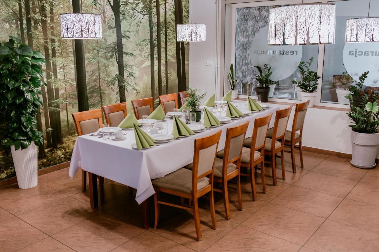Hotel Domino Niemodlin Екстер'єр фото