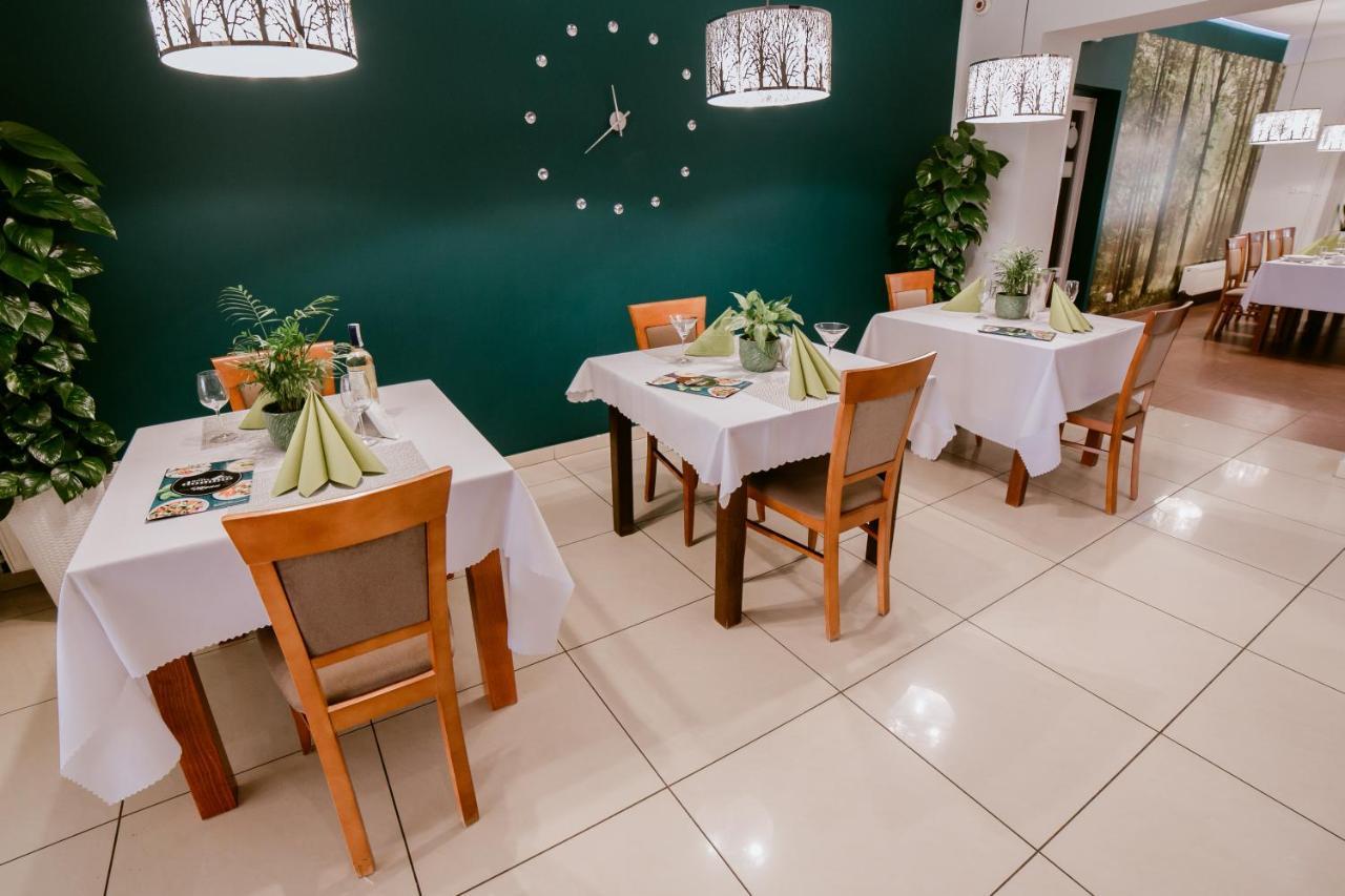 Hotel Domino Niemodlin Екстер'єр фото