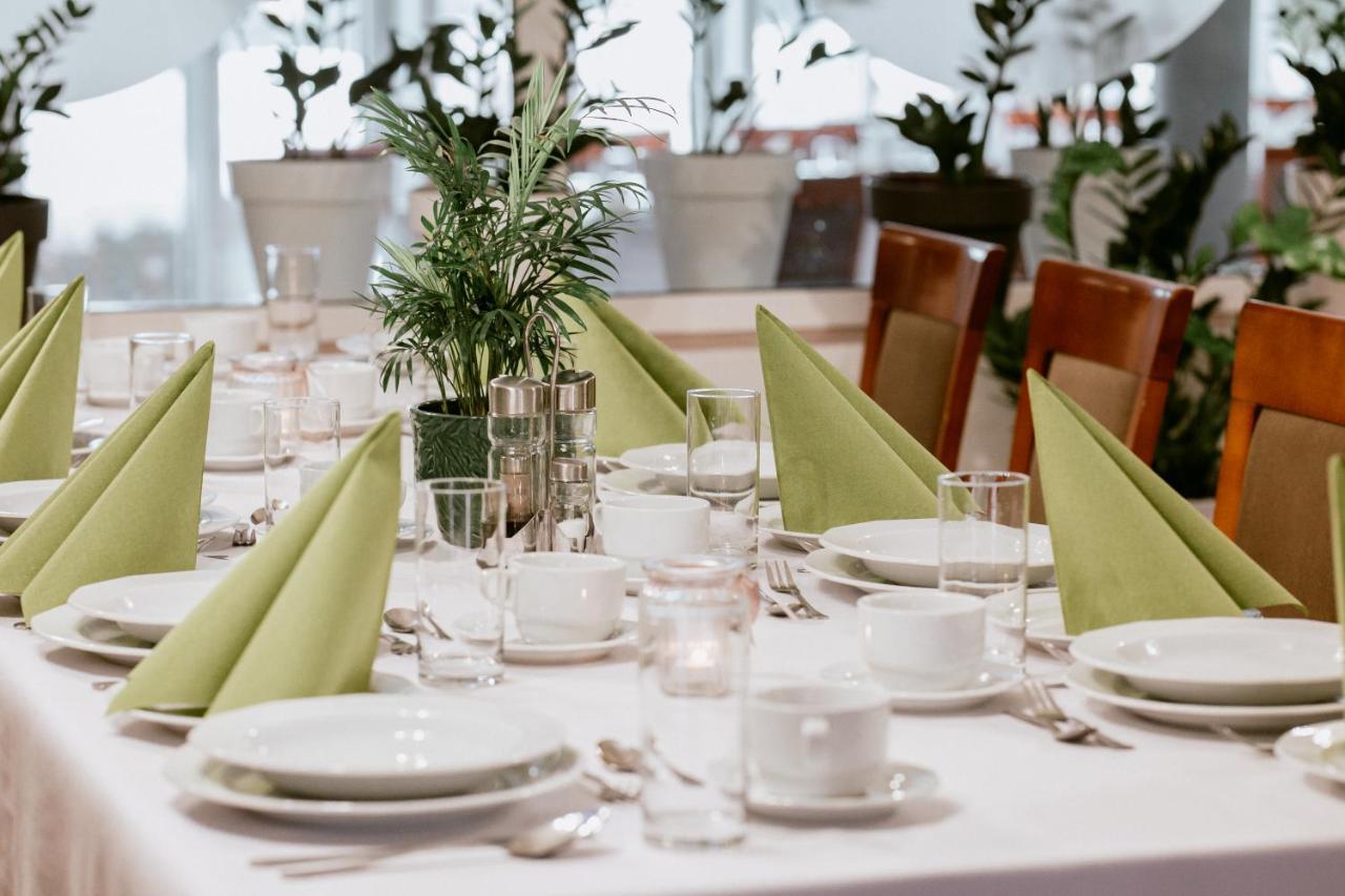 Hotel Domino Niemodlin Екстер'єр фото