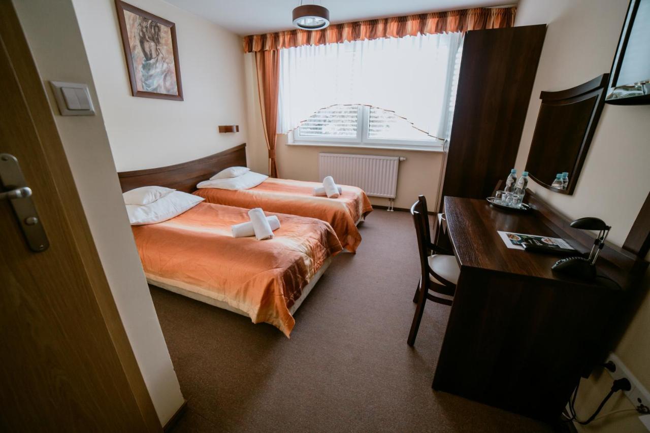 Hotel Domino Niemodlin Екстер'єр фото