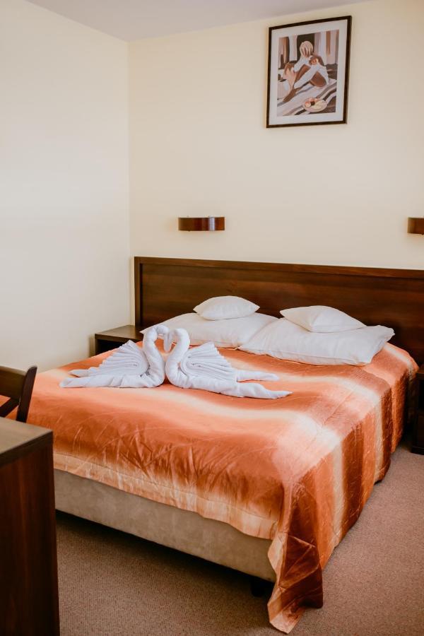 Hotel Domino Niemodlin Екстер'єр фото