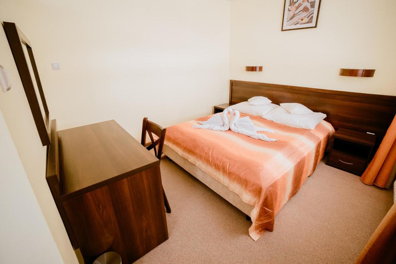Hotel Domino Niemodlin Екстер'єр фото