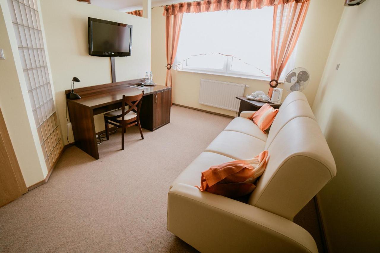 Hotel Domino Niemodlin Екстер'єр фото