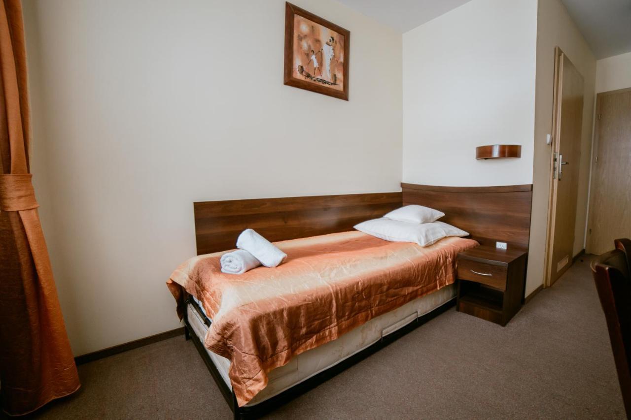 Hotel Domino Niemodlin Екстер'єр фото
