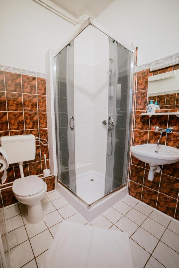 Hotel Domino Niemodlin Екстер'єр фото