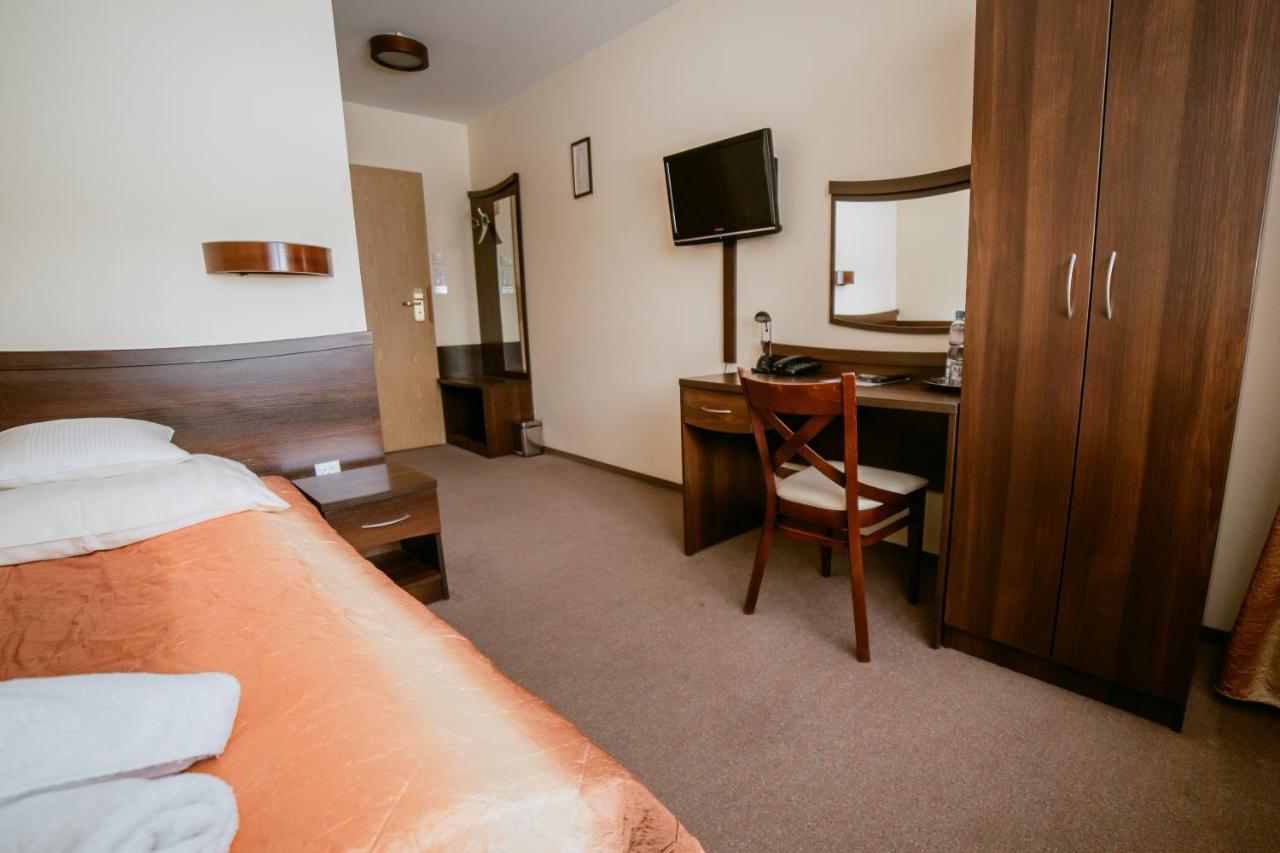 Hotel Domino Niemodlin Екстер'єр фото