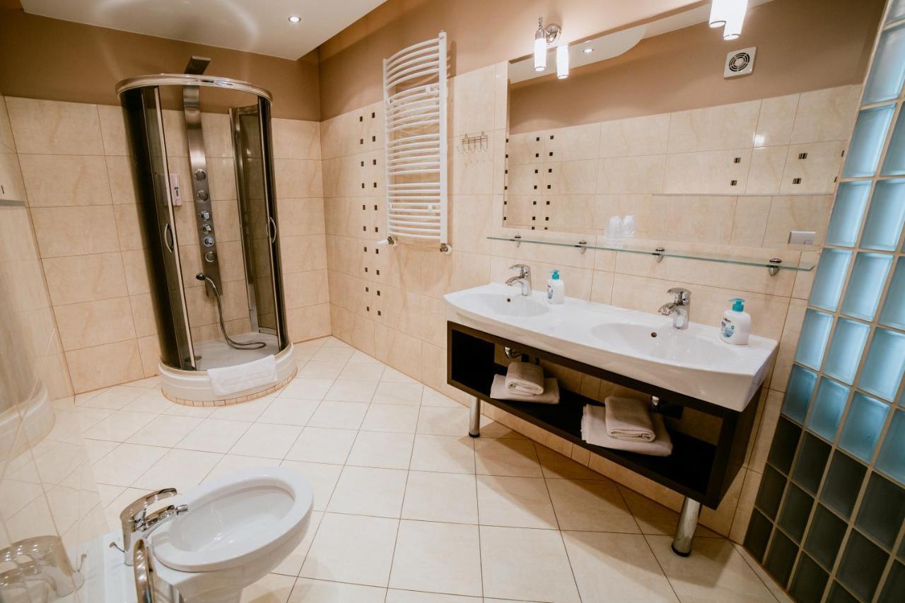 Hotel Domino Niemodlin Екстер'єр фото