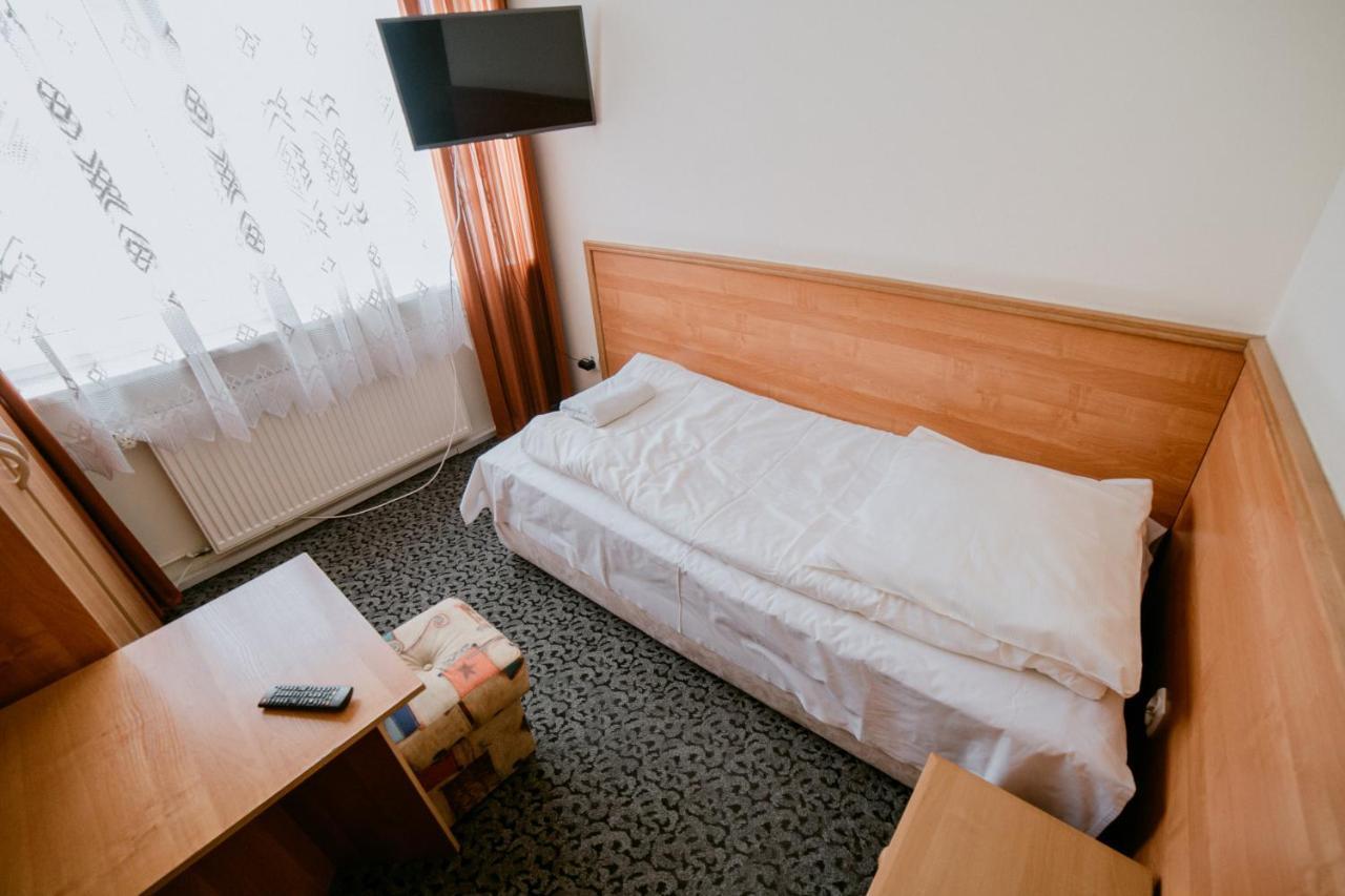 Hotel Domino Niemodlin Екстер'єр фото
