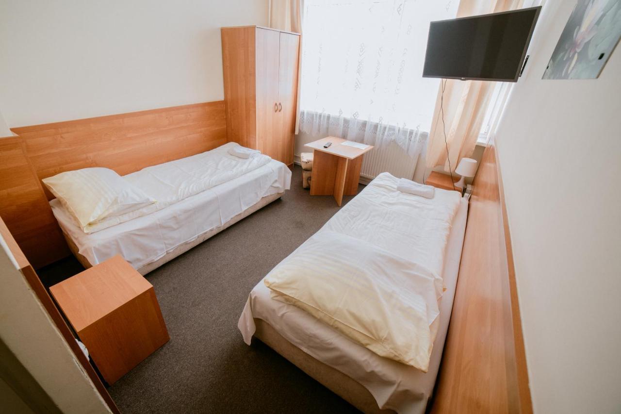 Hotel Domino Niemodlin Екстер'єр фото