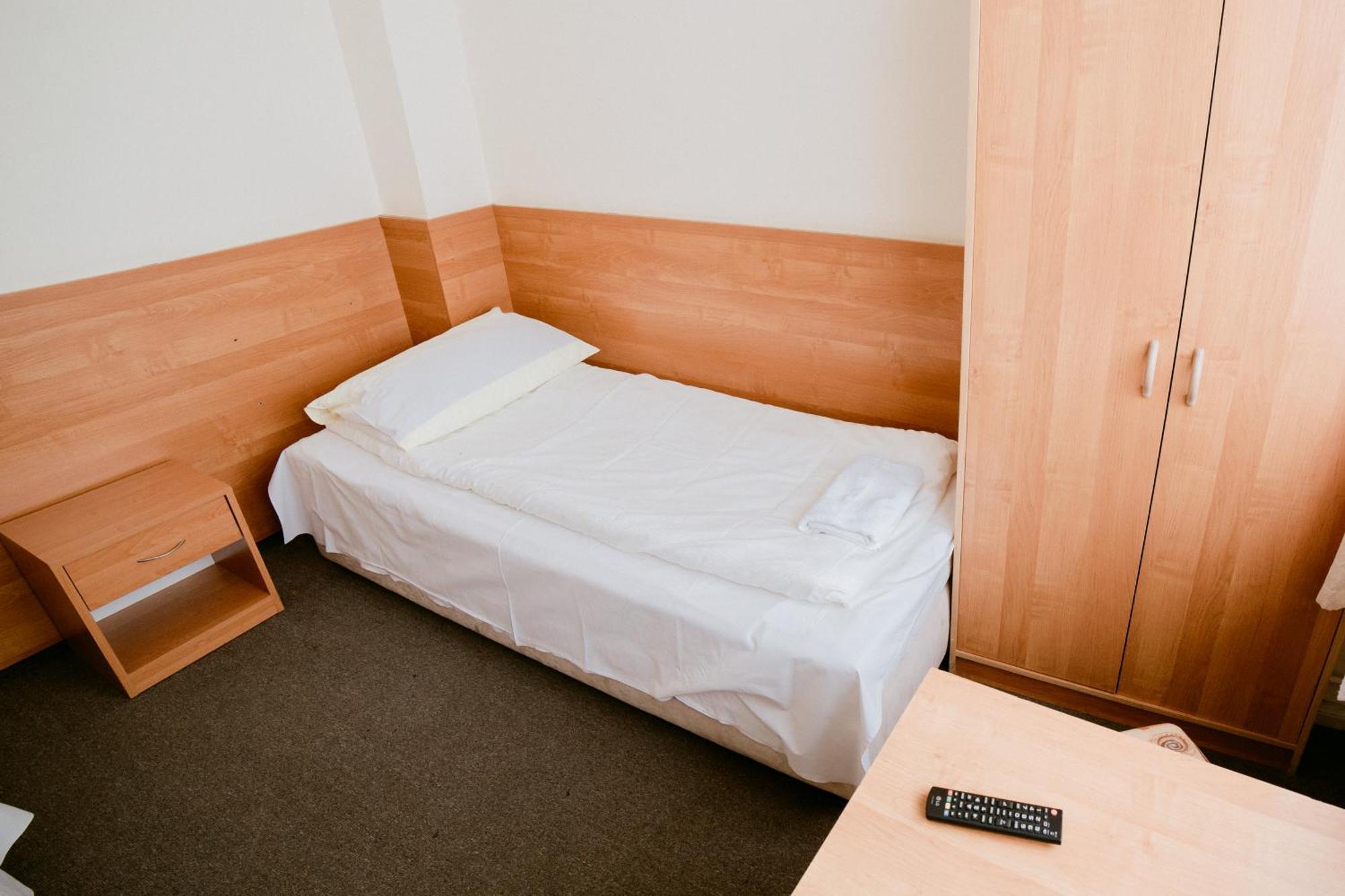 Hotel Domino Niemodlin Екстер'єр фото